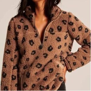 Abercrombie & Fitch Soft AF Half Zip Sherpa Pullover in Leopard, size XS